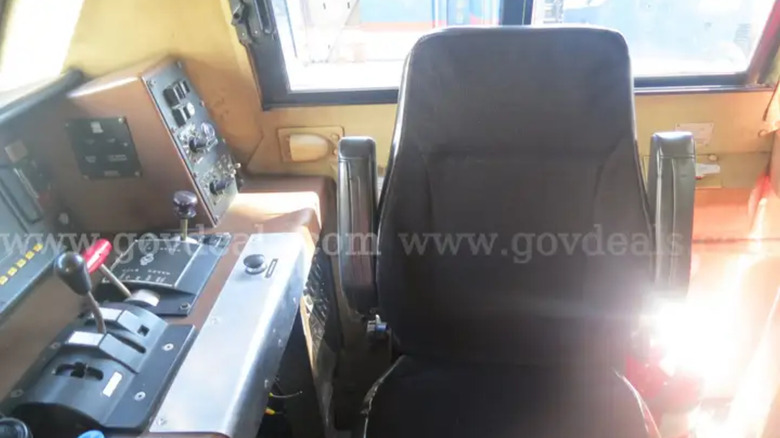 Innenraum der Lokomotive mit Sitz und Bedienelementen