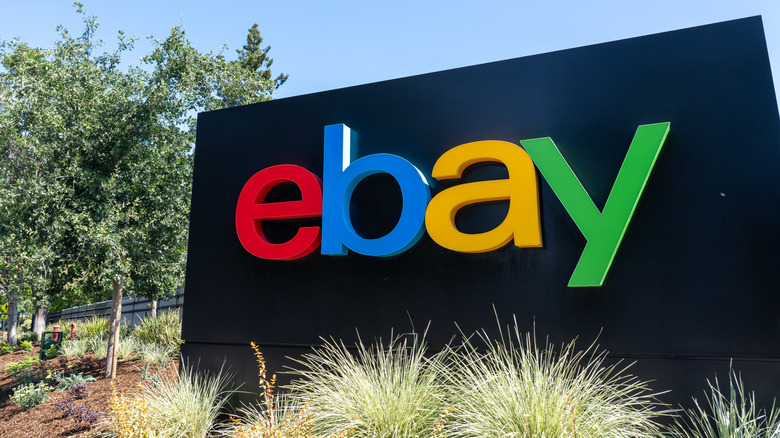 eBay-Schild vor dem Firmensitz