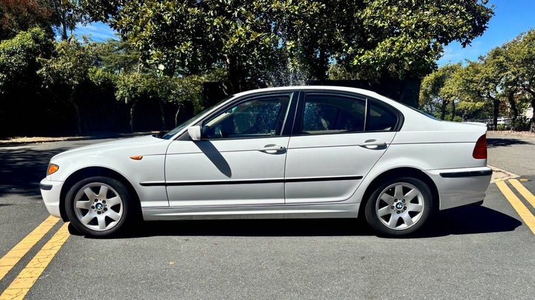 2005 BMW 320i Vollbild auf der Fahrerseite
