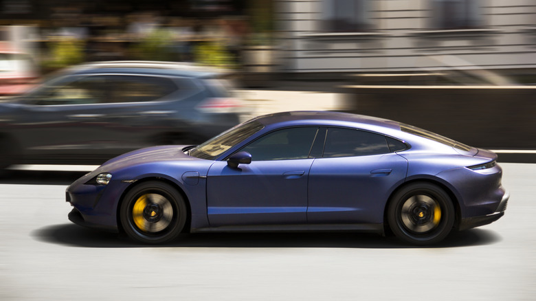 Porsche Taycan in der Stadt