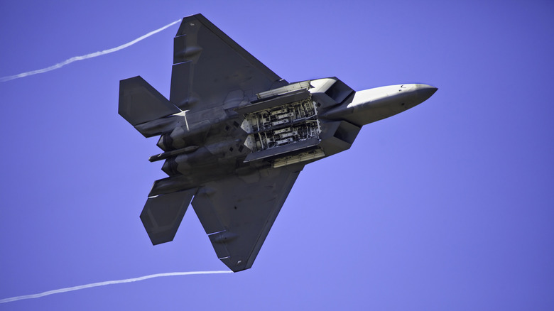 F-22 Raptor fliegt