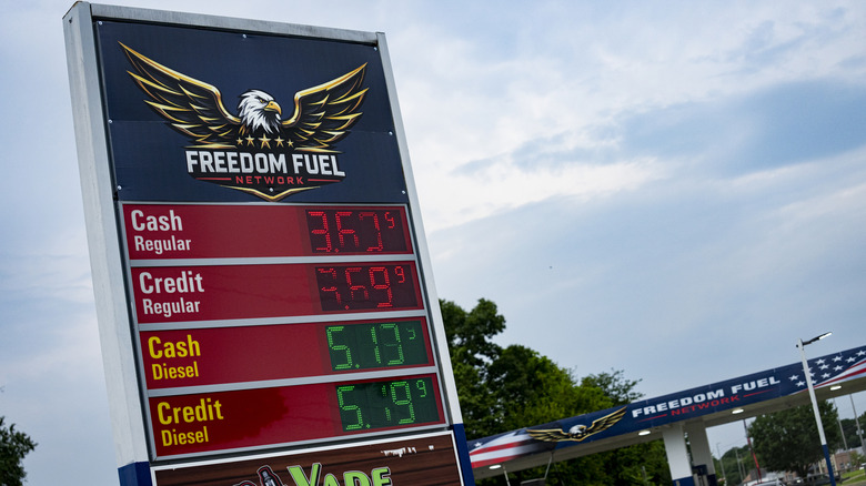Das Preisschild für eine Freedom-Tankstelle mit Normalgas liegt bei 3,69 $.