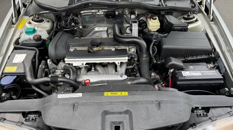 Überholtes Bild des Motorraums des Volvo V70 XC aus dem Jahr 2000
