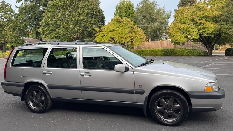Überholter Titel: 2000 Volvo V70 XC Bild auf der Beifahrerseite