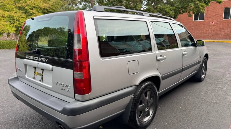 Überholter Titel 2000 Volvo V70 XC, Dreiviertelbild hinten