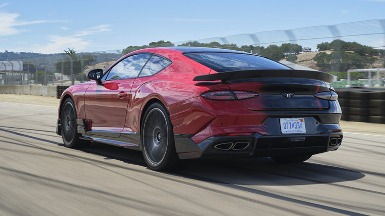 3/4-Rückansicht eines rot-schwarzen Bentley Supersports
