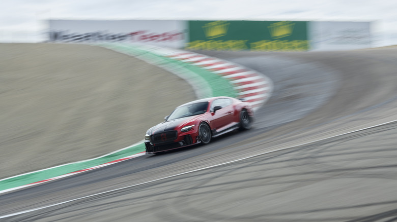 Ein rot-schwarzer Bentley Supersports 2027 auf dem Weg durch den Korkenzieher