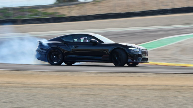 Seitenansicht eines 2027 Bentley Supersports beim Driften