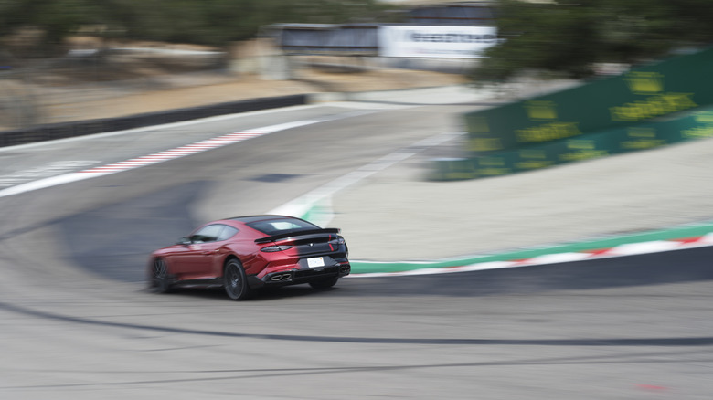 Ein rot-schwarzer 2027 Bentley Supersports fährt den Corkscrew hinunter