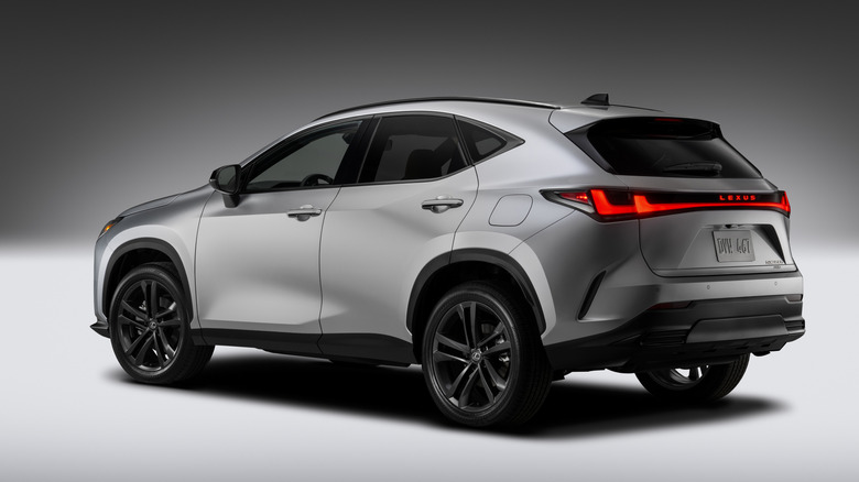 Hintere 3/4-Ansicht eines silbernen Lexus NX 2027