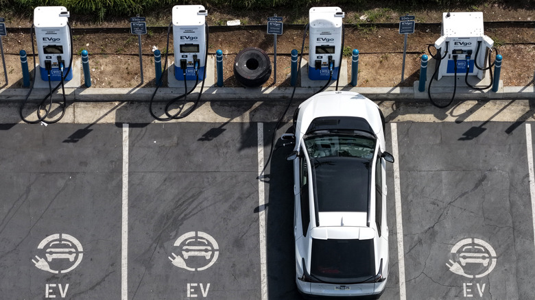 Sortiment an EVgo-Ladegeräten mit einer Autoladung
