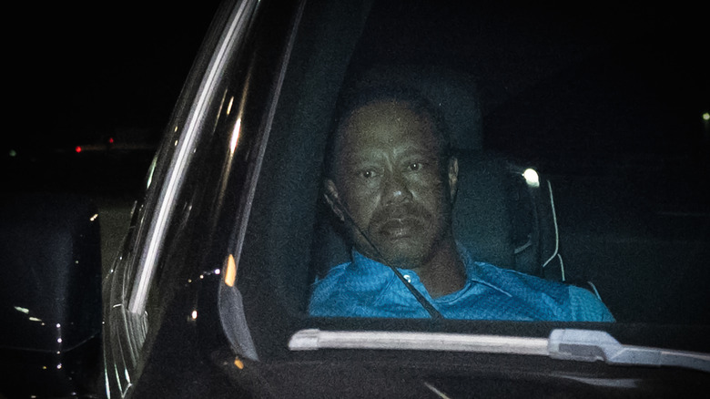 Tiger Woods auf dem Beifahrersitz eines SUV nach seiner Festnahme im März 2026.