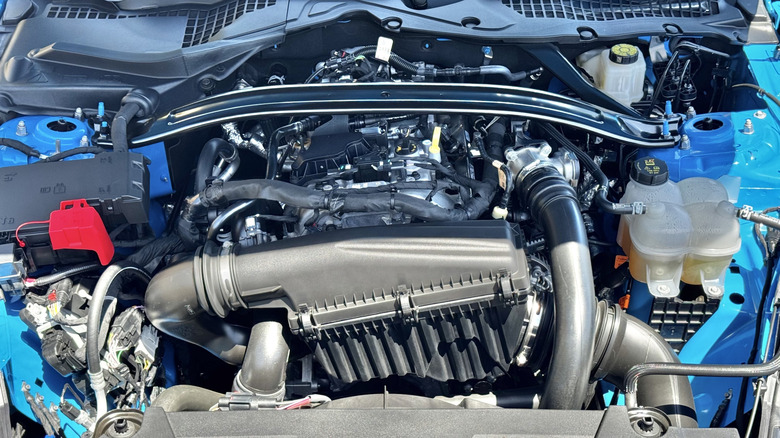 Ein Foto unter der Haube des blauen Mustang Ecoboost, das seinen 2,3-Liter-EcoBoost-Vierzylinder zeigt