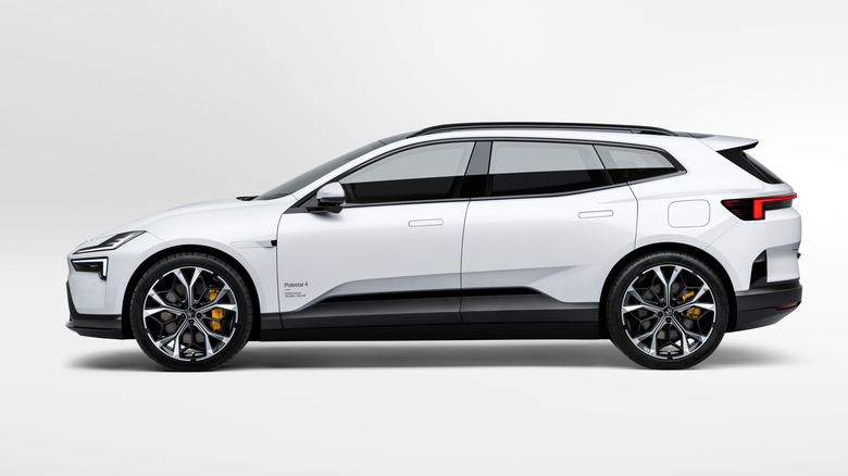 Seitenansicht eines weißen Polestar 4 SUV