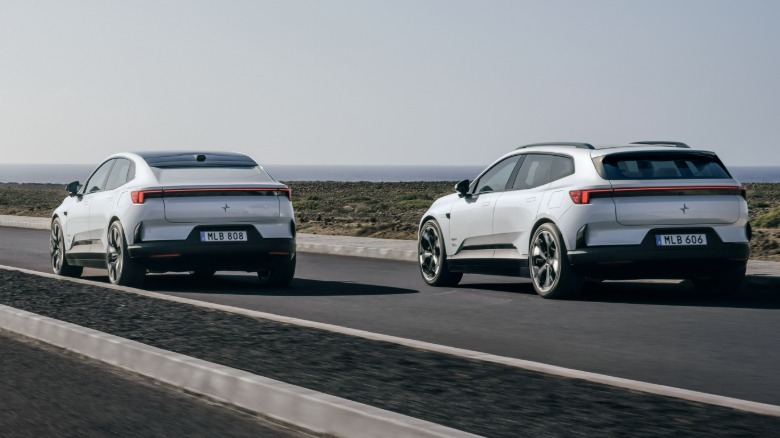 Ein Polestar 4 Coupé fährt neben einem Polestar 4 SUV
