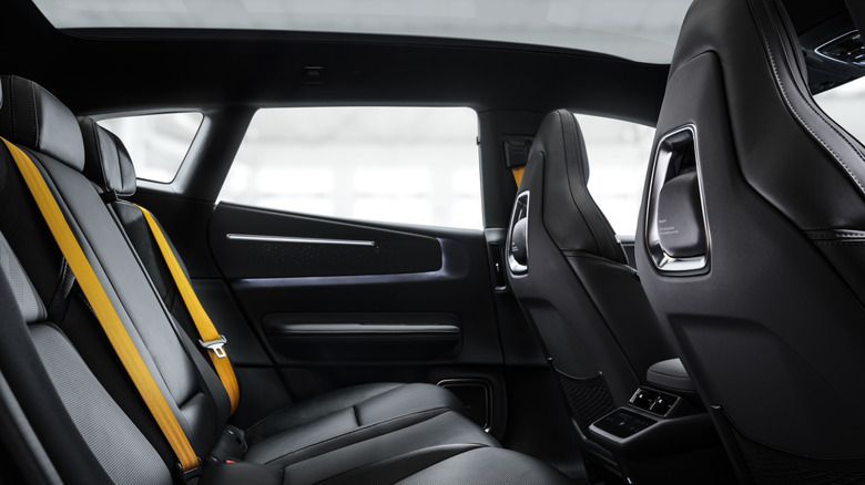 Rücksitz eines Polestar 4 SUV