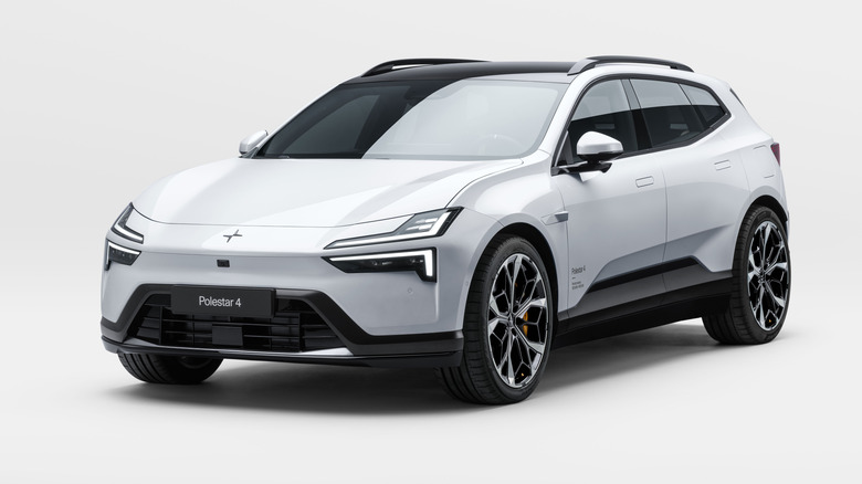 3/4-Vorderansicht eines weißen Polestar 4 SUV