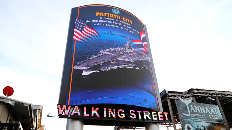 Eine digitale Werbetafel auf der Walking Street in Pattaya, Thailand, die die Besatzung der USS Lincoln begrüßt