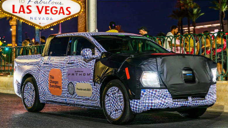 Vordere 3/4-Ansicht eines getarnten Ford Fathom-Prototyps, der in Las Vegas fährt