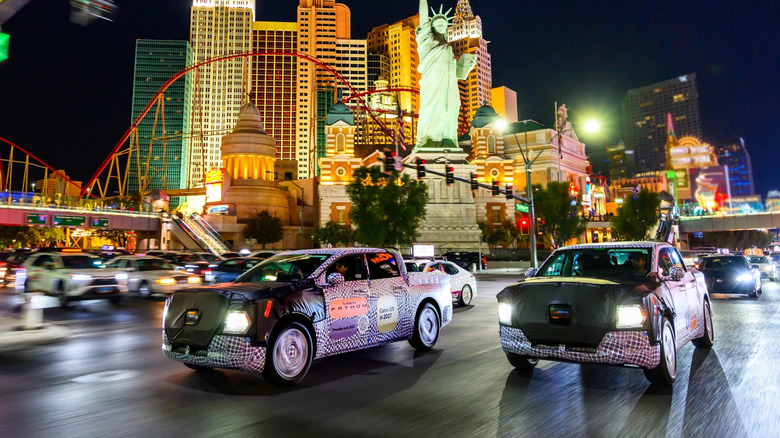 Zwei getarnte Ford Fathom-Prototypen fahren in Las Vegas