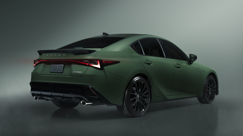 3/4-Hinteransicht des 2027 Lexus IS Special Appearance Package.