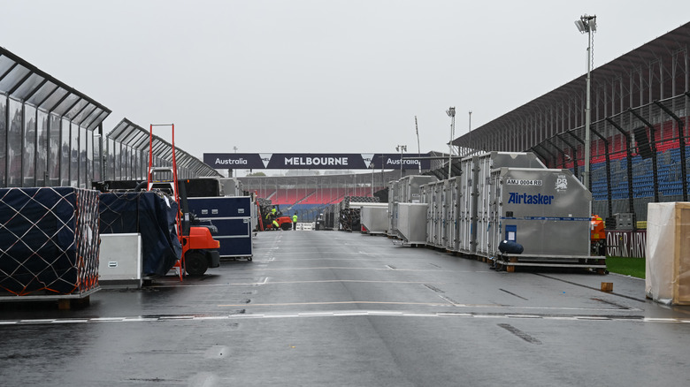 Eine allgemeine Ansicht, während sich Arbeiter während des Formel-1-Vorschautags zum Qatar Airways Grand Prix von Australien 2026 auf dem Albert Park Grand Prix Circuit am 2. März 2026 in Melbourne, Australien, auf den Großen Preis von Australien von Qatar Airways 2026 vorbereiten.