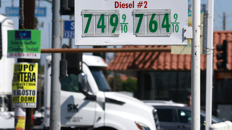 Am 21. August 2026 in Los Angeles, Kalifornien, werden an einer Zapfsäule an einer Tankstelle Dieselpreise über 7 US-Dollar pro Gallone angezeigt.