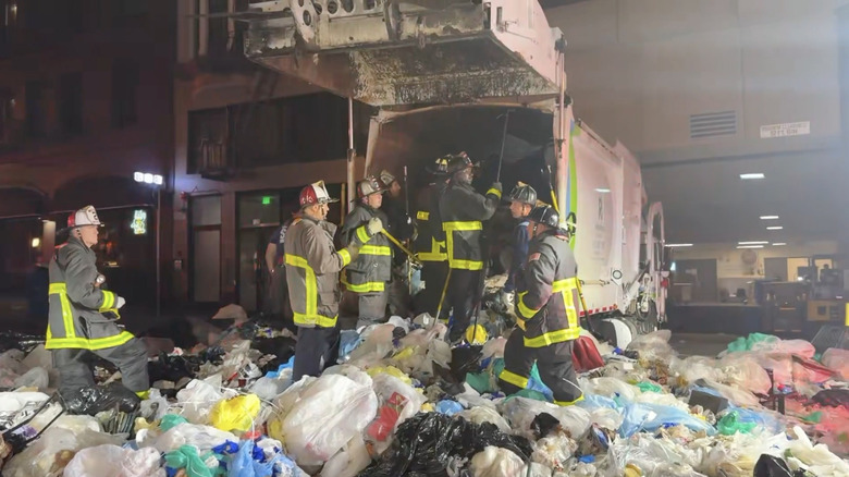 Mitglieder der Feuerwehr von San Francisco befreien einen Mann, der in einem Müllwagen gefangen war