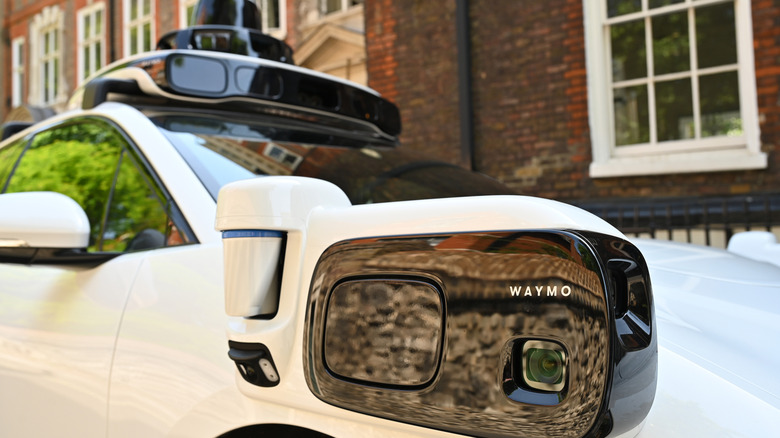 Eine Nahaufnahme von Kameras, Radar und Sensoren auf einem selbstfahrenden vollelektrischen Jaguar i-Pace von Waymo in Westminster am 22. Juni 2026 in London, England.