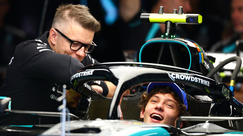 Andrea Kimi Antonelli aus Italien und das Mercedes AMG Petronas F1 Team in seinem Cockpit für eine Sitzanpassung während der Vorschauen vor dem F1 Grand Prix von Ungarn auf dem Hungaroring am 23. Juli 2026 in Budapest, Ungarn.
