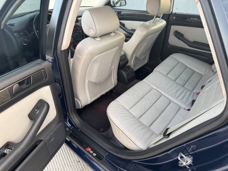 Bild des Rücksitzplatzes des Audi RS6 aus dem Jahr 2003