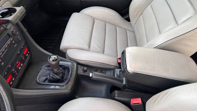 Bild des manuellen Schalthebels für den Audi RS6 aus dem Jahr 2003