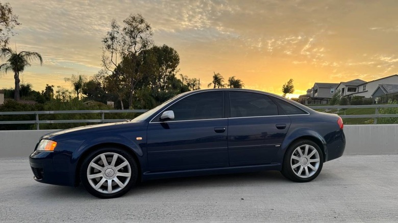 Vollständiges Bild der Fahrerseite des Audi RS6 aus dem Jahr 2003