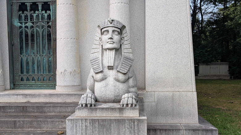 Die unheimlich heiße Sphinx vor dem Mausoleum der Dodge Brothers auf dem Woodlawn-Friedhof in Detroit