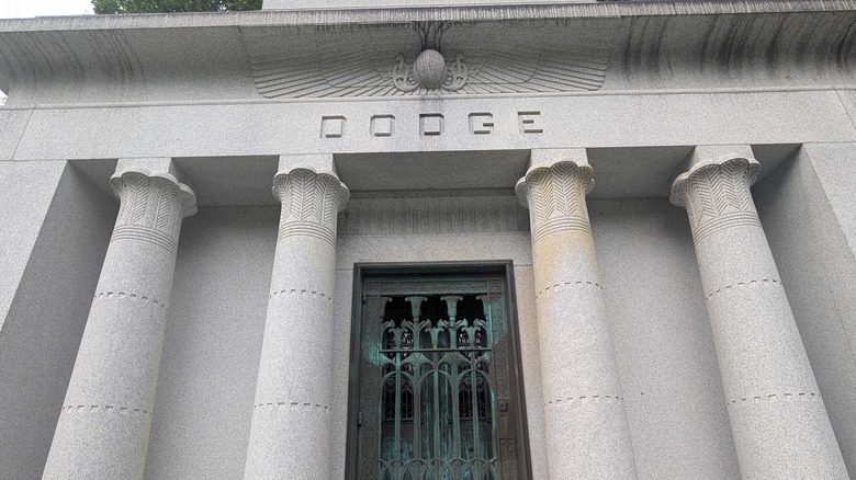 Die Vorderseite des Dodge-Mausoleums auf dem Woodlawn-Friedhof in Detroit
