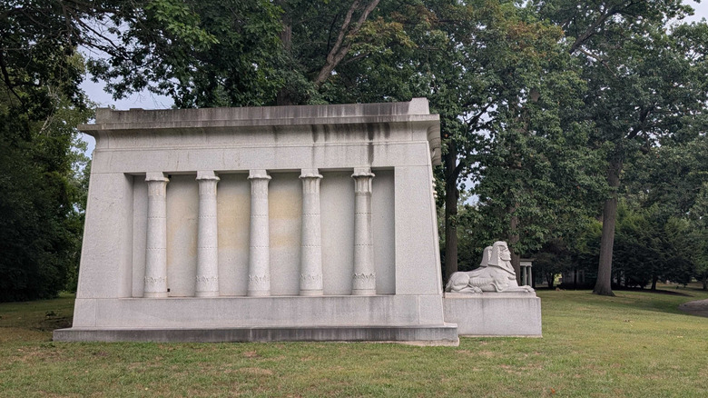 Seitenansicht des Dodge-Mausoleums auf dem Woodlawn-Friedhof in Detroit