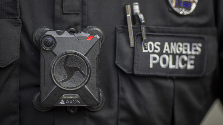 Nahaufnahme einer Axon-Körperkamera, die ein Polizist aus Los Angeles trägt