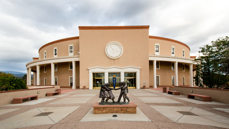 befindet sich in Santa Fe am 490 Old Santa Fe Trail und ist der Regierungssitz des US-Bundesstaates New Mexico. Es ist die einzige runde Landeshauptstadt der USA.