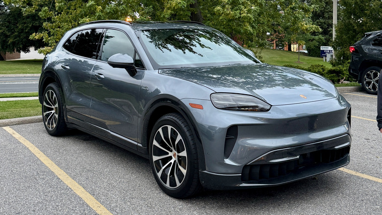 Vordere 3/4-Ansicht des Porsche Cayenne Electric.
