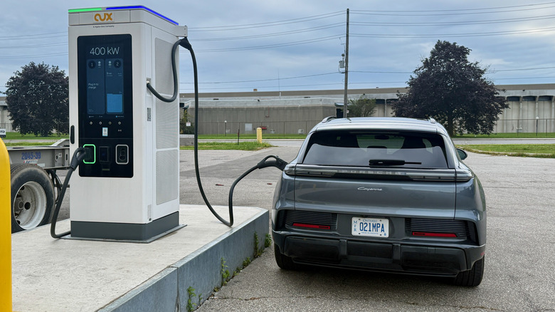 Rückansicht eines Porsche Cayenne Electric beim Laden an einer 400-kW-Station.