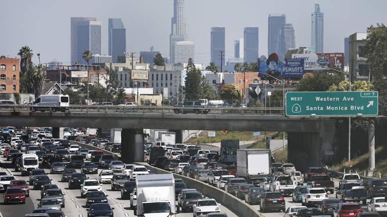 LOS ANGELES, KALIFORNIEN – 3. JULI: Autofahrer fahren auf dem Freeway 101 vor dem 4. Juli-Feiertag am 3. Juli 2025 in Los Angeles, Kalifornien. AAA Travel prognostiziert eine Rekordzahl von rund 72,2 Millionen Menschen im ganzen Land, die über die Feiertage mindestens 50 Meilen von zu Hause entfernt reisen. (Foto von Mario Tama/Getty Images)