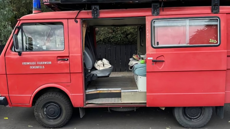 Bild mit geöffneten Seitentüren des Volkswagen LT35 Wohnmobils aus dem Jahr 1989