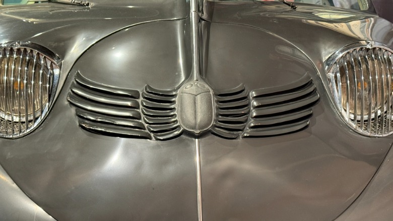 Die vordere Haube/das Gesicht des Stout Scarab mit einem Skarabäuskäfer in der Mitte