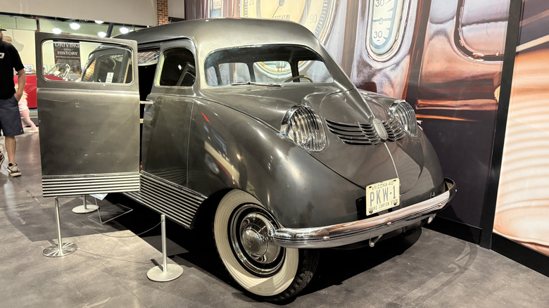Ein grauer, unrestaurierter Stout Scarabäus, ausgestellt im Gilmore Car Museum in Hickory Corners, Michigan.