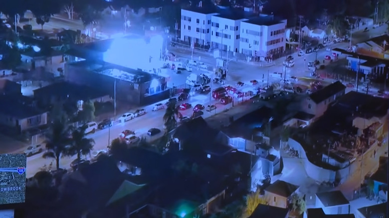 Ein Screenshot des Filmmaterials von Fox 11, das die Live-Drohnenaufnahmen des LAPD über der sich anbahnenden Straßenübernahme aufzeichnet.