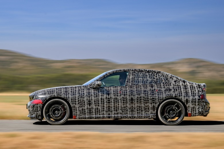 Seitenansicht eines getarnten BMW M350 Prototyps