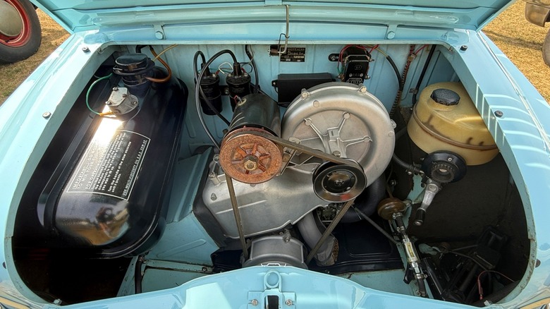 Der Zweitakt-Zweizylindermotor mit 394 cm³ Hubraum der Vespa 400 von 1960 ist durch den offenen Kofferraum zu sehen.