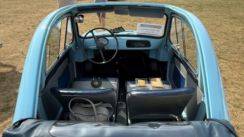 Der Innenraum durch die Rolldachöffnung einer 1960er Vespa 400.