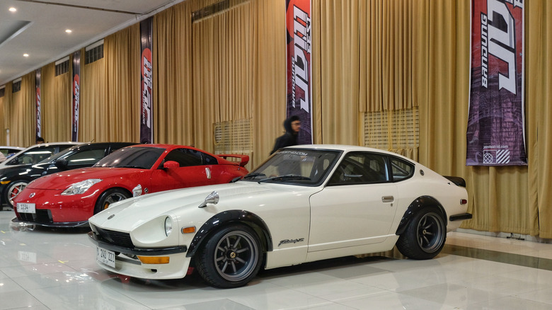 Bandung Indonesien 19. Juli 2025 modifizierter weißer Nissan Fairlady Z oder Datsun 240Z S30 auf dem JDM Fest 2025 ausgestellt