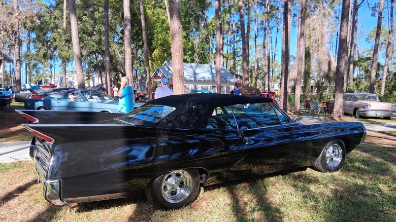 Maßgeschneidertes Bild auf der Beifahrerseite des Pontiac Grand Prix von 1967, das die Heckflossen des Caddy zeigt